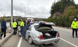 Burdur'da bariyere çarparak devrilen otomobilin sürücüsü öldü, 4 kişi yaralandı