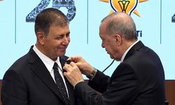 Cemil Tugay AK Parti’ye Geçti: Rozetini Erdoğan Taktı!