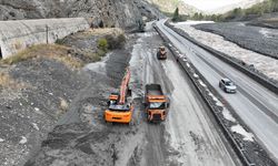 Erzincan-Erzurum kara yolundaki heyelan ve ekiplerin çalışması dronla görüntülendi