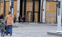 Fransa'daki protestolar perakende sektörünü de vurdu