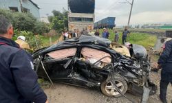 GÜNCELLEME - Hatay'da hemzemin geçitte yük treninin çarptığı otomobildeki 1 kişi öldü, 1 kişi yaralandı