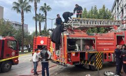 GÜNCELLEME - Mersin'de halı ve mobilya mağazasında çıkan yangın kontrol altına alındı