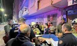 Hatay'da 2 katlı binada çıkan yangında mahsur kalan 3 kişi kurtarıldı