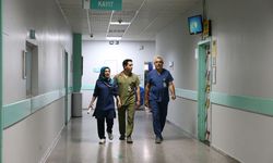 Koridorlarında büyüdüğü hastanede anne ve babasıyla görev yapıyor