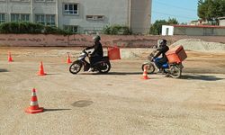 Kozan'da motosiklet ve motorlu bisiklet sürücülerine trafik güvenliği eğitimi verildi