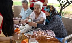 Mersin'de Türk Kızılayın genç gönüllüleri yaşlıları ziyaret etti