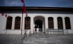 Osmanlı döneminde hastane olarak da kullanılan binada 115 yıldır eğitim veriliyor