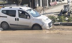 Hatay'da Yol Çilesi Bitmiyor! Defne'de Araç Çukura Saplandı