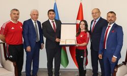 Aliyev'den milli halterci Cansu Bektaş'a özel madalya