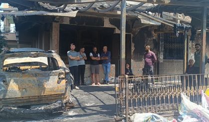 Hatay'da park halinde otomobil ve motosiklet yandı