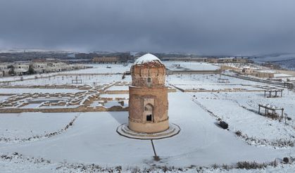 Hasankeyf'teki tarihi yapılar kar yağışıyla beyaza büründü