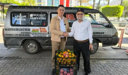 Elmacı Dede, Hatay'dan Yüklediği Mandalinaları Mehmetçiğe Götürüyor!