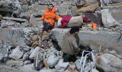 Enkaz Altındaki Kızının Elini Bırakmayan Babanın Acısı Minyatüre Taşındı