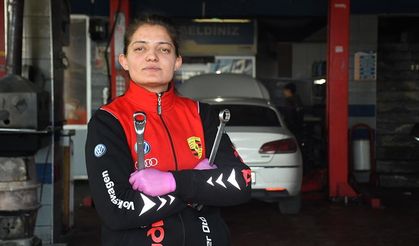 Afyonkarahisarlı 'Hatice usta' otomobil servisinde araçların bakım ve tamirini yapıyor