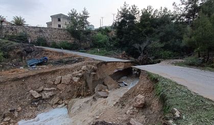 Mersin'de sağanak nedeniyle mahalle yolunda çökme yaşandı