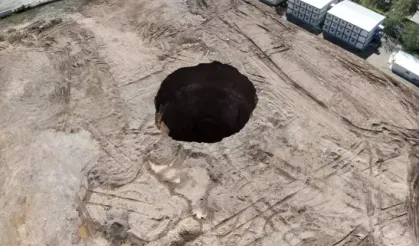 Hatay'da Deprem Sanılan Sarsıntı: İskenderun'da Obruk Oluştu