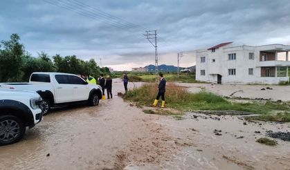 Hatay'da Aşırı Yağışla Birlikte Taşan Dereler Sele Neden Oldu