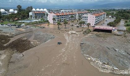 Hatay’da Kuvvetli Yağış Etkisini Gösterdi: Araçlar Sürüklendi, Evleri Su Bastı