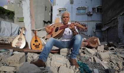 Gazzeli sanatçı Ebu Şaviş, müzik aletlerini onararak savaşla kırılan umutları yeşertiyor