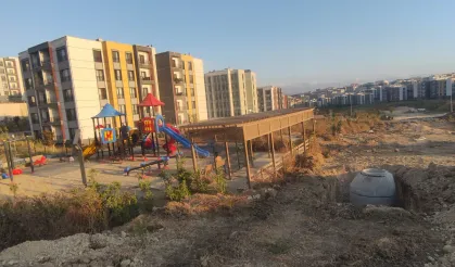 Dikmece TOKİ'de Çocuklar Lağım Suyunda Oynuyor, Tepkiler Çığ Gibi!
