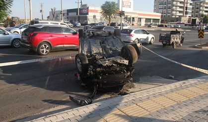 Antalya'da takla atan otomobildeki 2 kişi yaralandı