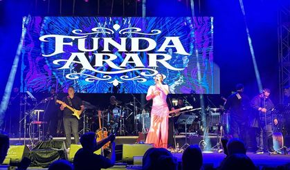 Şarkıcı Funda Arar, Isparta'da konser verdi