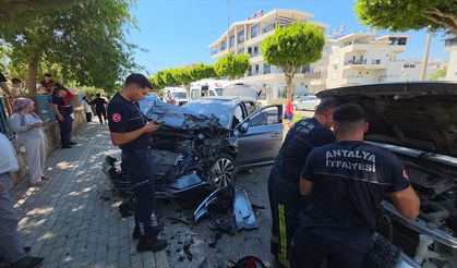 Antalya'da otomobille kamyonetin çarpışması sonucu 3 kişi yaralandı