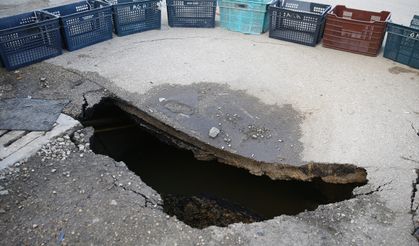 Adana'da çöken yolda ekipler çalışma başlattı