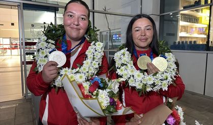 Kahramanmaraşlı milli sporcular havalimanında çiçeklerle karşılandı