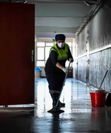 Hatay’da Okullarda Temizlik Personelleri Temizlikten Çok Çay Servisine Koşturuluyor!