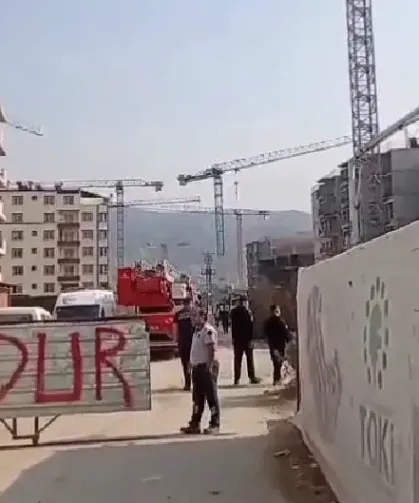 Hatay’daki Şantiye Krizi Çözüldü: Operatörler Vincin Üstünden İndirildi