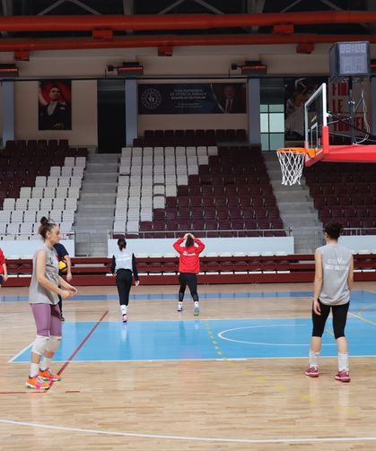 Depremde 8 Sporcusunu Kaybeden Kadın Voleybol Takımı 2. Lig’de Zirveye Oynuyor