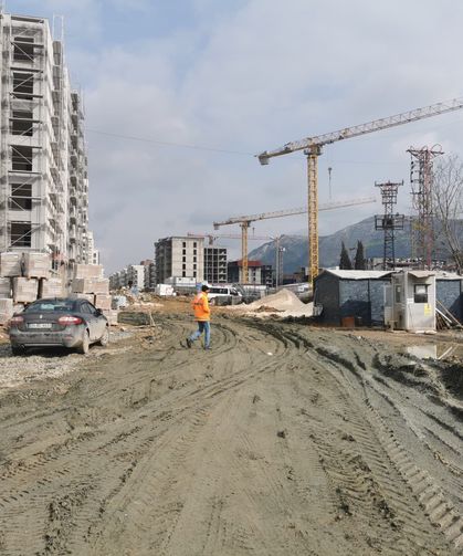 Çekmece Caddesi’nde Çocuklar Çamura Bata Çıka Okula Gidiyor !