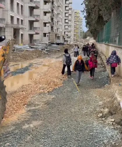 Antakya'da Çocuklara ‘Çamurlu-Balçıklı’ Okul Yolu: Veliler Tepkili!