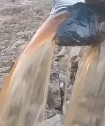 Samandağ Huzurlu’dan, Huzurları Bozan Görüntü: "İçme Suyu Kırmızı Akıyor"