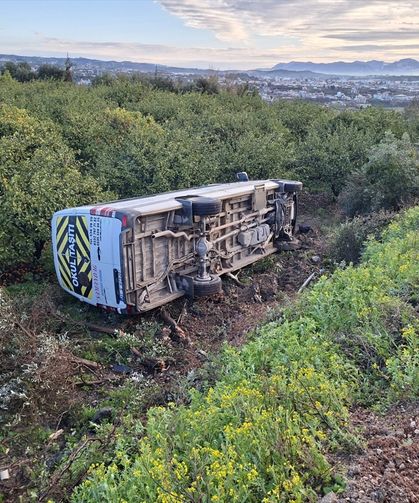 Hatay’da Ağaçlık Alana Devrilen Öğrenci Servisinde 9 Kişi Yaralandı