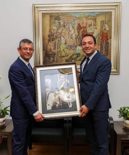 Özel, Enkazdan Çıkan Atatürk Portresini Yeniden Asacak!