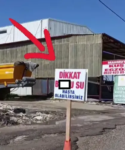 Antakya'da Gündem Olan Tabela: "Dikkat B...lu Çukur, Hasta Olabilirsiniz!"