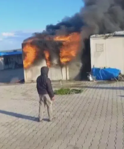 Antakya'da Alevlere Teslim Olan Konteyner Kullanılamaz Hale Geldi