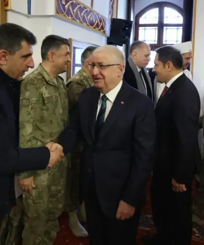 Hatay Protokolü Bayram Namazını Kıldı, Ardından Vatandaşlarla Bayramlaştı