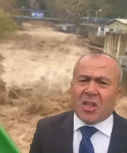 Sel Anında Takım Elbiseli Açıklama Yapan Muhtara Tepkiler Gecikmedi!