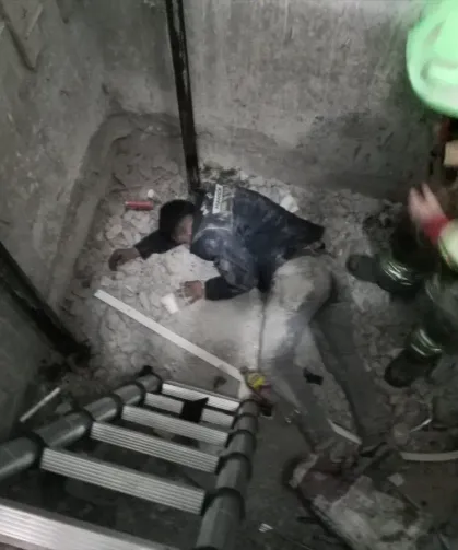 Hatay'da Zamanla Yarış: Asansör Boşluğuna Düşen İşçi Yaralandı!