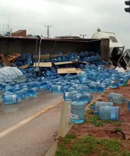 Hassa’da Kamyon Devrildi, Damacanalar Etrafa Saçıldı!