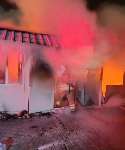 Hatay'da Depremzede Ailenin Konteyneri Küle Döndü