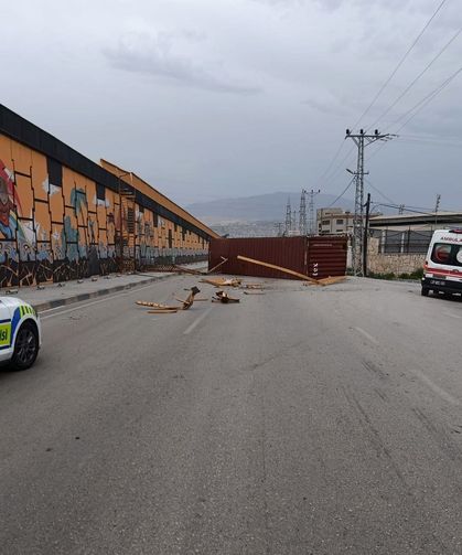 Hatay’da Korkutan Olay: Konteyner Yerinden Koptu