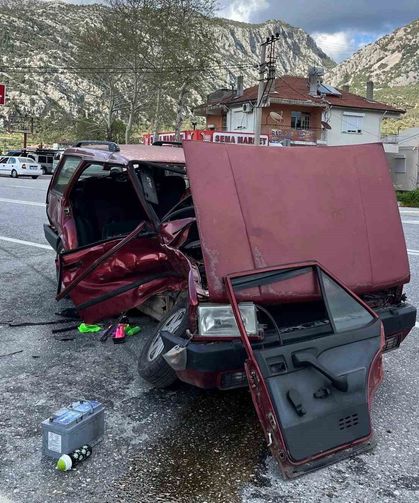 Akseki'de iki otomobil çarpıştı: 3 yaralı