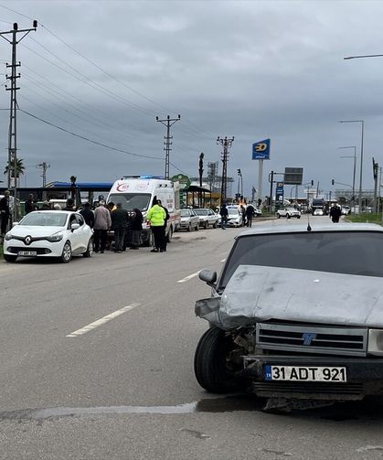 Hatay'da 2 otomobilin çarpışması sonucu 1 kişi yaralandı