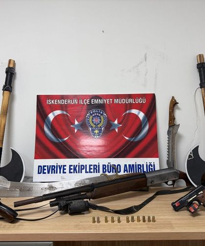 Hatay'da Balkonuna Silah ve Kesici Alet Asan Kişi Yakalandı!