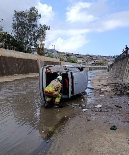İskenderun'da kanala düşen otomobildeki 2 kişi yaralandı