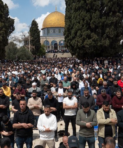 Mescid-i Aksa'da On Binlerce Müslüman Cuma Namazında Saf Tuttu